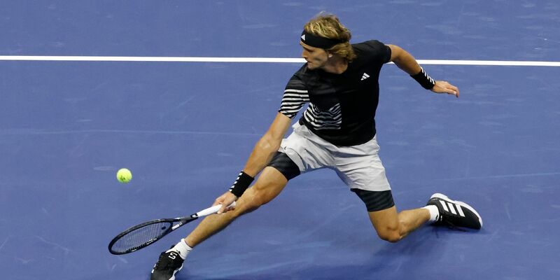 Alexander Zverev ist beim Turnier in Chengdu ins Viertelfinale eingezogen. - Foto: Jason DeCrow/FR103966 AP/AP
