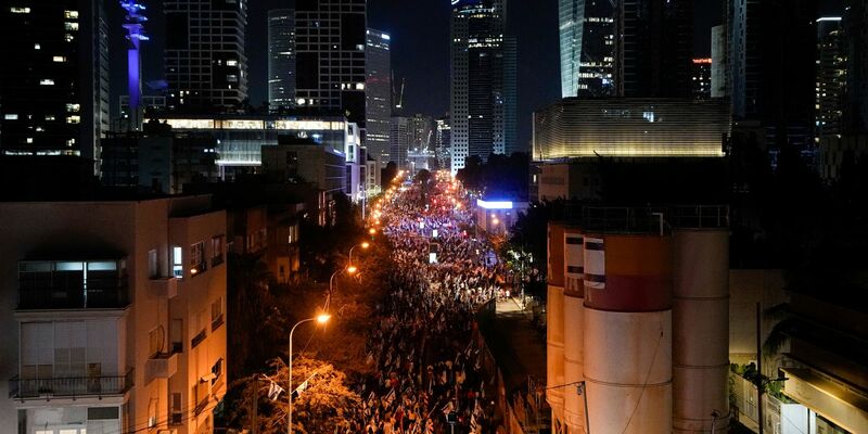 Israelis protestieren in Tel Aviv gegen die Pläne der Netanjahu-Regierung. - Foto: Ariel Schalit/AP/dpa