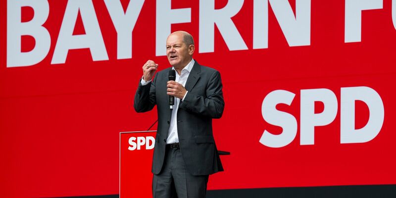 Bundeskanzler Olaf Scholz (SPD) bekkent sich zum Grundrecht auf Asyl, mahnt aber auch effektivere Abschiebungen an. - Foto: Daniel Vogl/dpa