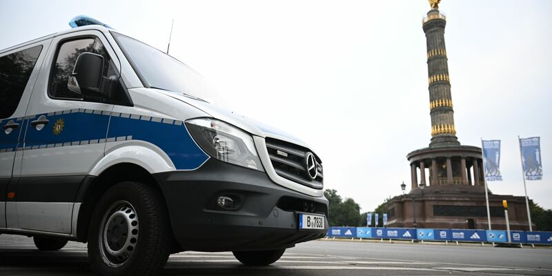 Ein Polizeiwagen steht vor dem Beginn des Berlin-Marathons vor der Siegessäule. - Foto: Sebastian Christoph Gollnow/dpa