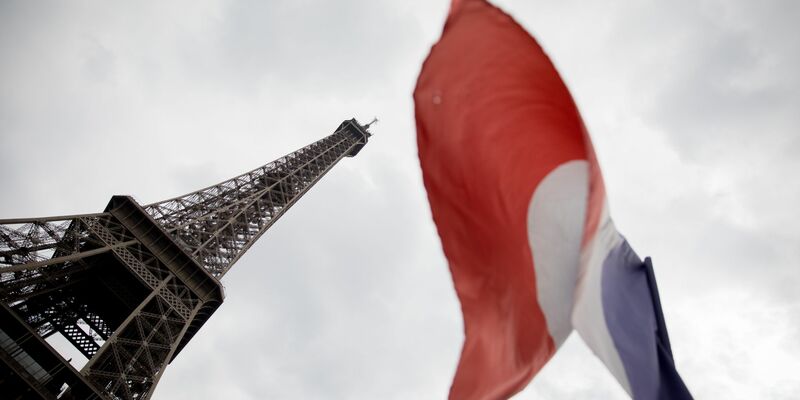 Die französische Trikolore weht vor dem Eiffelturm im Wind: In Frankreich wird heute der Senat in Teilen neu gewählt. - Foto: picture alliance / Kay Nietfeld/dpa