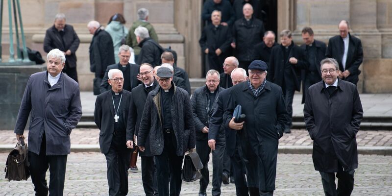 Bischöfe bei der Herbstvollversammlung der Deutschen Bischofskonferenz 2022 in Fulda: Dieses Mal kommen sie in Wiesbaden zusammen. - Foto: Sebastian Gollnow/dpa
