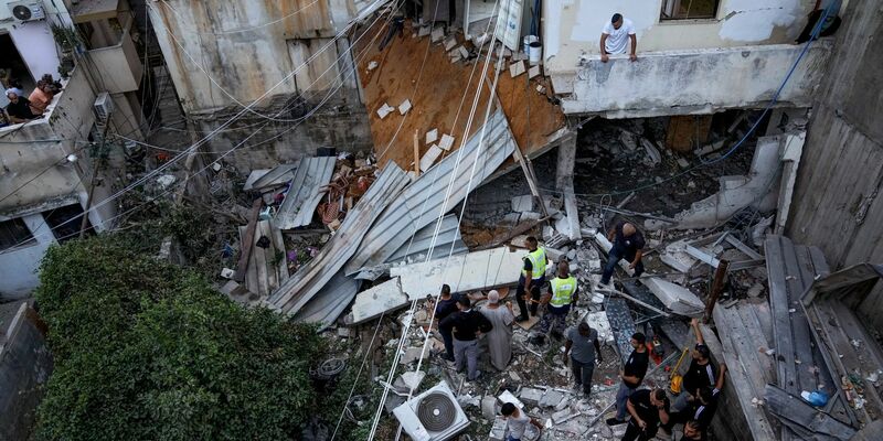 Palästinenser inspizieren nach dem Einsatz der israelischen Armee ein beschädigtes Gebäude. - Foto: Majdi Mohammed/AP