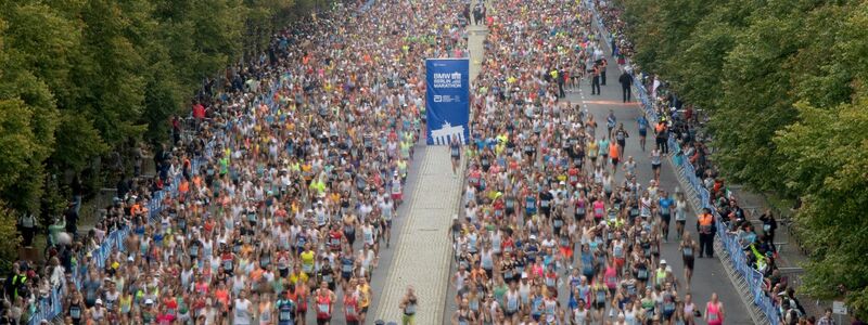Über 48.000 Läufer sind beim Berlin-Marathon am Start. - Foto: Paul Zinken/dpa