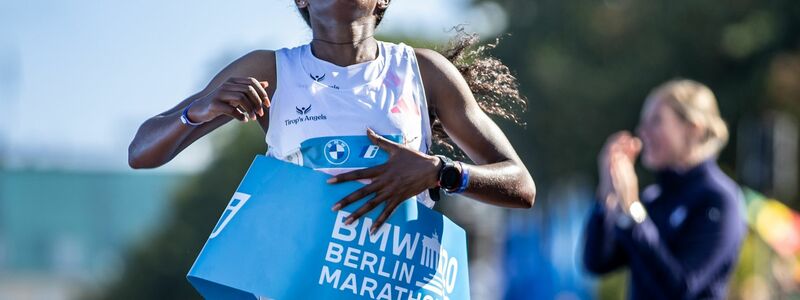 Tigst Assefa lief beim Berlin-Marathon in 2:11:53 Stunden ins Ziel und stellt damit einen Weltrekord auf. - Foto: Andreas Gora/dpa