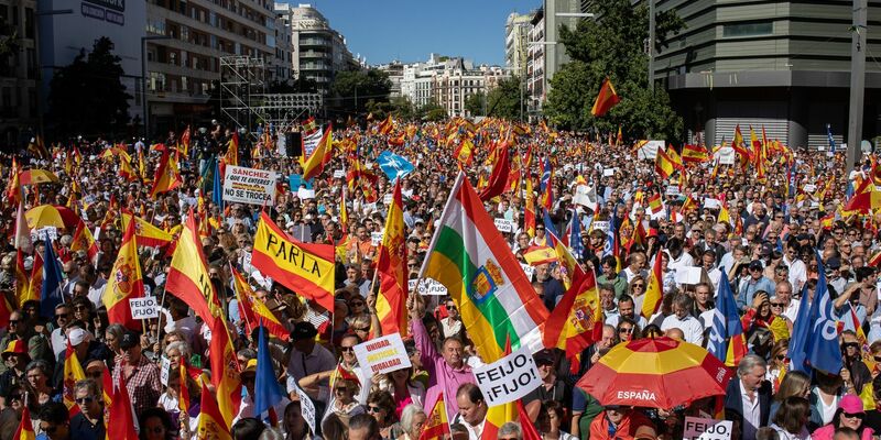 Tausende Anhänger der konservativen Volkspartei (PP) haben in Spanien gegen eine mögliche Amnestie für katalanische Separatisten protestiert. - Foto: Alejandro Martínez Vélez/EUROPA PRESS/dpa