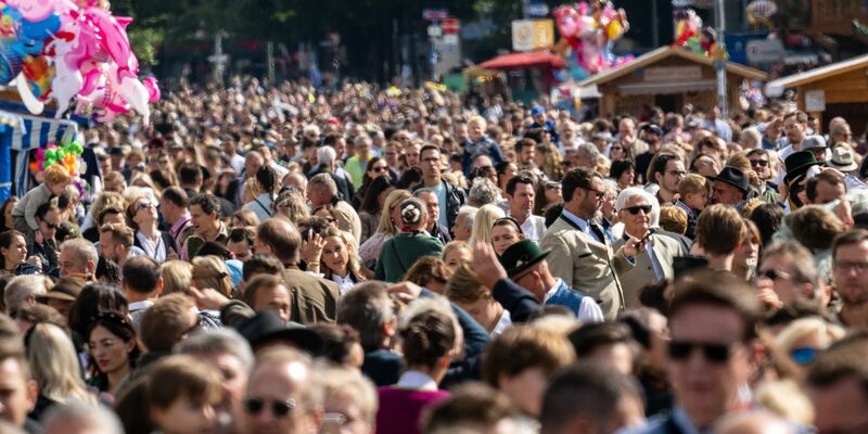 Tausende Menschen drängen sich über das Oktoberfestgelände in München. - Foto: Peter Kneffel/dpa