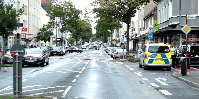 Einsatzkräfte der Polizei sind im Stadtteil König-Ludwig in Recklinghausen im Einsatz. - Foto: Marc Gruber/tv7news.de/dpa