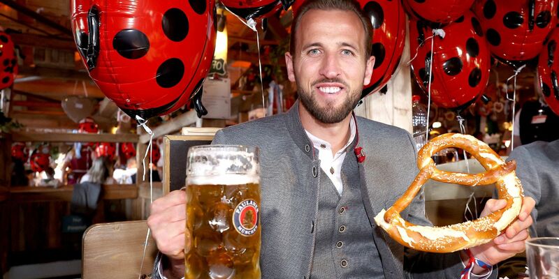 Bayern-Star Harry Kane genießt das Oktoberfest. - Foto: Alexander Hassenstein/Getty Images Europe Pool/dpa