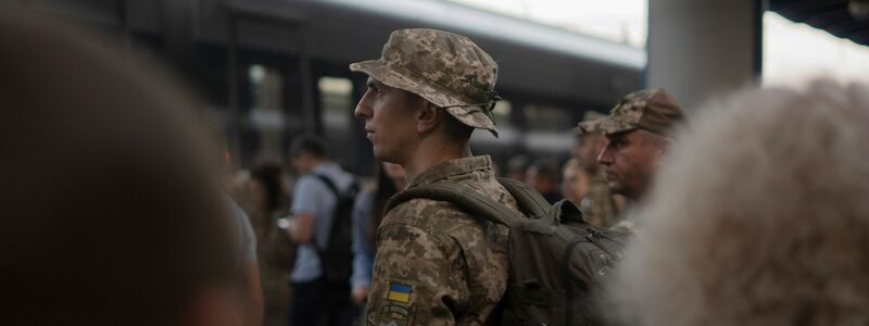 Ein ukrainischer Soldat wartet am Bahnhof in Kiew auf einen Zug in Richtung der Frontgebiete. - Foto: Hanna Arhirova/AP