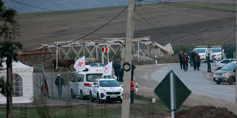 Ethnische Armenier aus Berg-Karabach kommen in Goris an. - Foto: Vasily Krestyaninov/AP/dpa