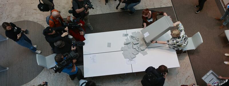 Blick auf die Auszählung in einem Wahllokal in Nordhausen. - Foto: Matthias Bein/dpa
