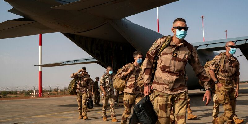 Französische Soldaten in Niamey. Frankreichs Präsident Emmanuel Macron hat das Ende der militärischen Zusammenarbeit mit dem Niger verkündet. - Foto: Jerome Delay/AP