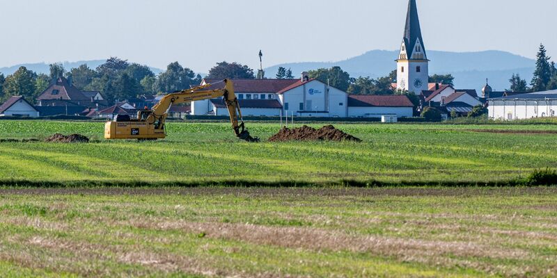 Zwischen Irlbach und Straßkirchen soll die Batteriefabrik entstehen. - Foto: Armin Weigel/dpa