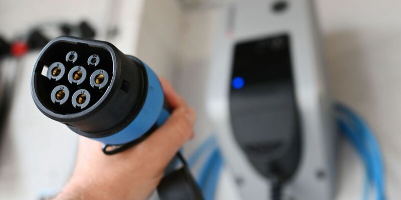 Der Umstieg auf die Elektromobilität spielt eine zentrale Rolle in der Klima-Strategie der Bundesregierung. - Foto: Uli Deck/dpa