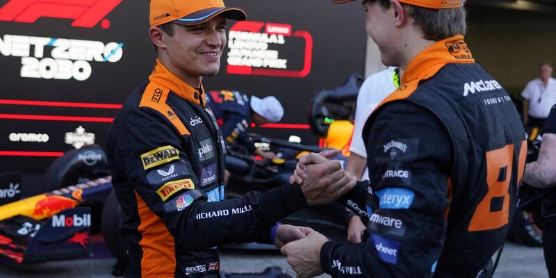 Die McLaren-Piloten Lando Norris (l) und Oscar Piastri belegten in Suzuka die Plätze zwei und drei. - Foto: Toru Hanai/AP