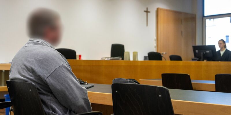 Der Baumkontrolleur soll laut Anklage den Pilzbefall in einem Ahornbaum übersehen haben. - Foto: Stefan Puchner/dpa