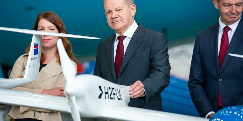 Er sei überzeugt, dass der Luftfahrtstandort Deutschland eine «sehr gute Zukunft» habe, sagt Kanzler Scholz bei der Nationalen Luftfahrtkonferenz in Hamburg. - Foto: Jonas Walzberg/dpa