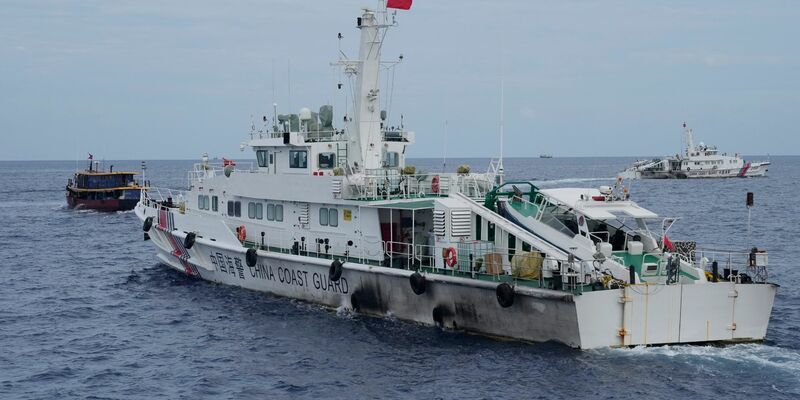 China und die Philippinen haben nicht zum ersten Mal Ärger: Ein Schiff der chinesischen Küstenwache versucht hier im August, einem philippinischen Versorgungsschiff (l) den Weg zu versperren. - Foto: Aaron Favila/AP