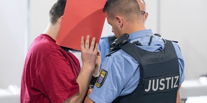 Der Angeklagte soll die 14-Jährige in einem Waldstück bei Langgöns im Landkreis Gießen versucht haben, zu vergewaltigen und soll sie schließlich erwürgt habe. - Foto: Boris Roessler/dpa