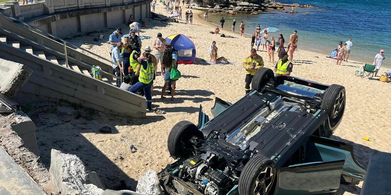 Ungewöhnlicher Anblick: Ein Auto liegt auf dem Dach am Strand von Balmoral Beach in Sydney. - Foto: Rachel Chappell/North Shore Mums/dpa