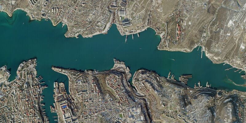 Blick auf die Hafenstadt Sewastopol mit dem Hafen der russischen Schwarzmeerflotte - noch vor dem Angriff. - Foto: -/Planet Labs PBC/dpa