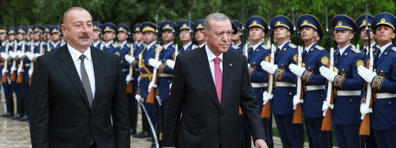Aserbaidschans Präsident Ilham Aliyev (l) empfängt seinen türkischen Amtskollegen Recep Tayyip Erdogan in Nachtischewan. - Foto: ./Turkish Presidency/AP/dpa