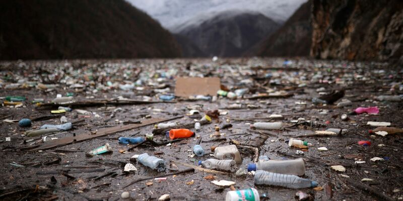 Plastikprodukte landen häufig in der Umwelt. Nun dürfen bestimmte Produkte mit Mikroplastik in der EU nicht mehr verkauft werden. - Foto: Armin Durgut/AP/dpa