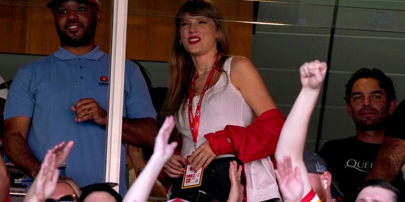 Popstar Taylor Swift (r) verfolgt mit Donna Kelce, Mutter von Travis Kelce, NFL-Spiel zwischen den Kansas City Chiefs und den Chicago Bears. - Foto: Ed Zurga/AP/dpa