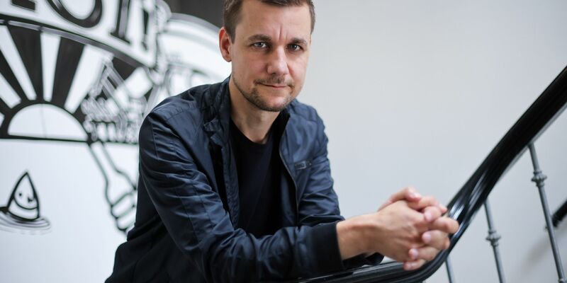 Das neue Buch von Tobias Schlegl beleuchtet unter anderem Arbeitsbedingungen in der Pflege. - Foto: Christian Charisius/dpa