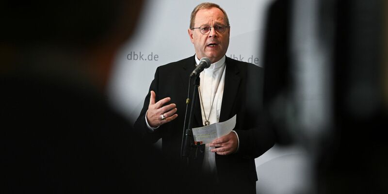 Georg Bätzing schwenkt beim Eröffnungsgottesdienst der Herbstvollversammlung in der St. Bonifatius-Kirche das Weihrauchfass. - Foto: Arne Dedert/dpa