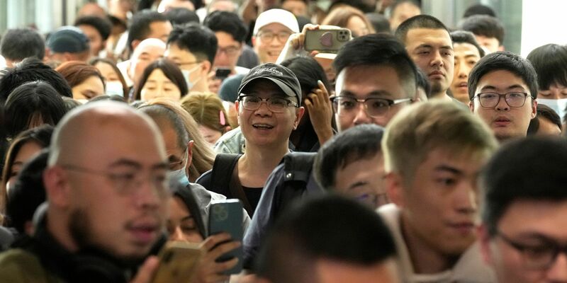 Chinesische Touristen kommen am Flughafen Suvarnabhumi International Airport in der thailändischen Provinz Samut Prakarn an. - Foto: Sakchai Lalit/AP/dpa