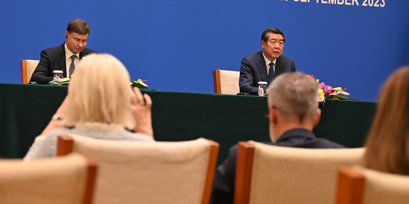 Chinas Vize-Premier He Lifeng (r.) spricht neben EU-Handelskommissar Valdis Dombrovskis auf einer Pressekonferenz nach dem EU-China-Dialog zu Handel und Wirtschaft. - Foto: Johannes Neudecker/dpa
