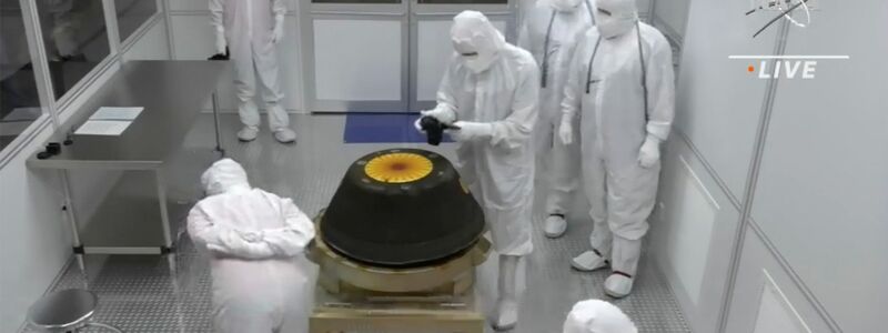 Techniker untersuchen die Probenrückführungskapsel der Nasa-Mission «Osiris-Rex». - Foto: Uncredited/NASA/AP/dpa