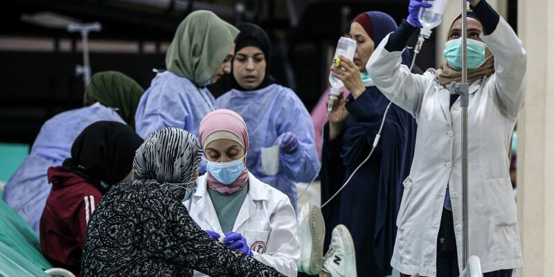 Libanesisches medizinisches Personal versorgt eine ältere Frau, die Opfer eines Choleraausbruchs geworden ist. - Foto: Marwan Naamani/dpa