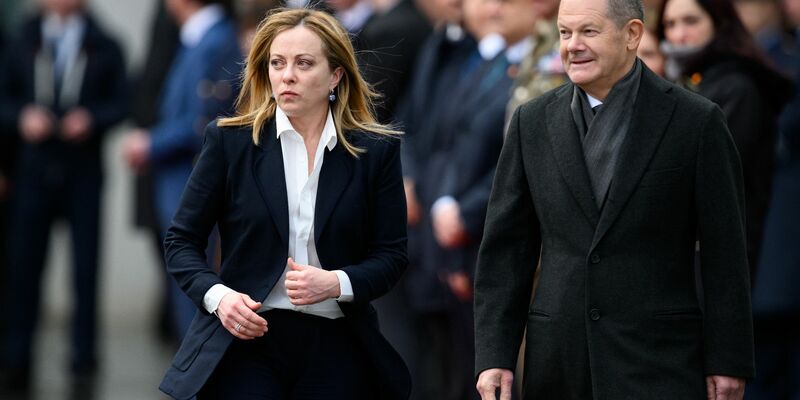 Olaf Scholz (r, SPD) mit Giorgia Meloni in Berlin: Die Rechtspolitikerin hat sich in einem Brief an den Bundeskanzler gewandt. - Foto: Bernd von Jutrczenka/dpa