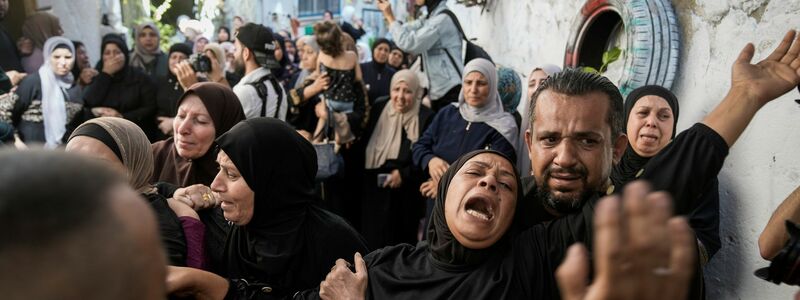 Menschen trauern während der Beerdigung von zwei Palästinensern im Flüchtlingslager Nur Shams. - Foto: Majdi Mohammed/AP/dpa