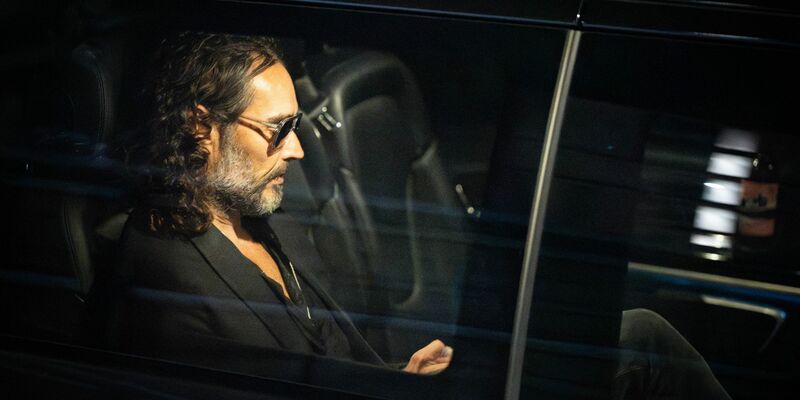 Britische Medien berichten über Vorwürfe mehrerer Frauen gegen Russell Brand wegen Vergewaltigung, körperlicher Übergriffe und emotionalen Missbrauchs. - Foto: James Manning/PA Wire/dpa