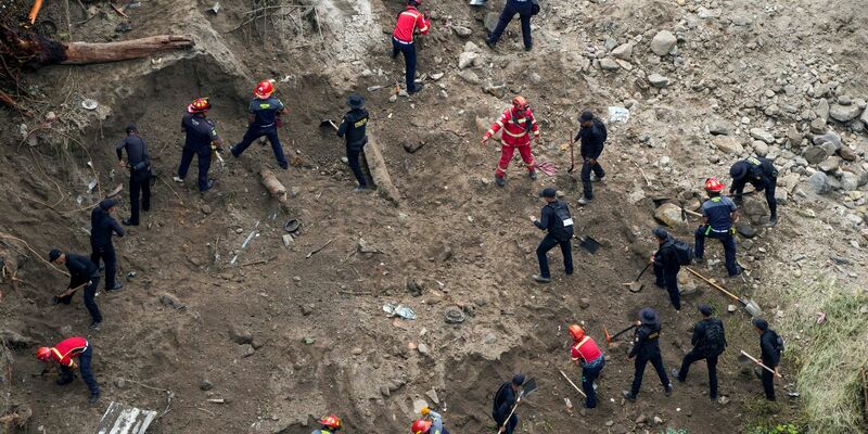 Polizisten und Feuerwehrleute suchen nach Überlebenden in Guatemala-Stadt. - Foto: Moises Castillo/AP/dpa