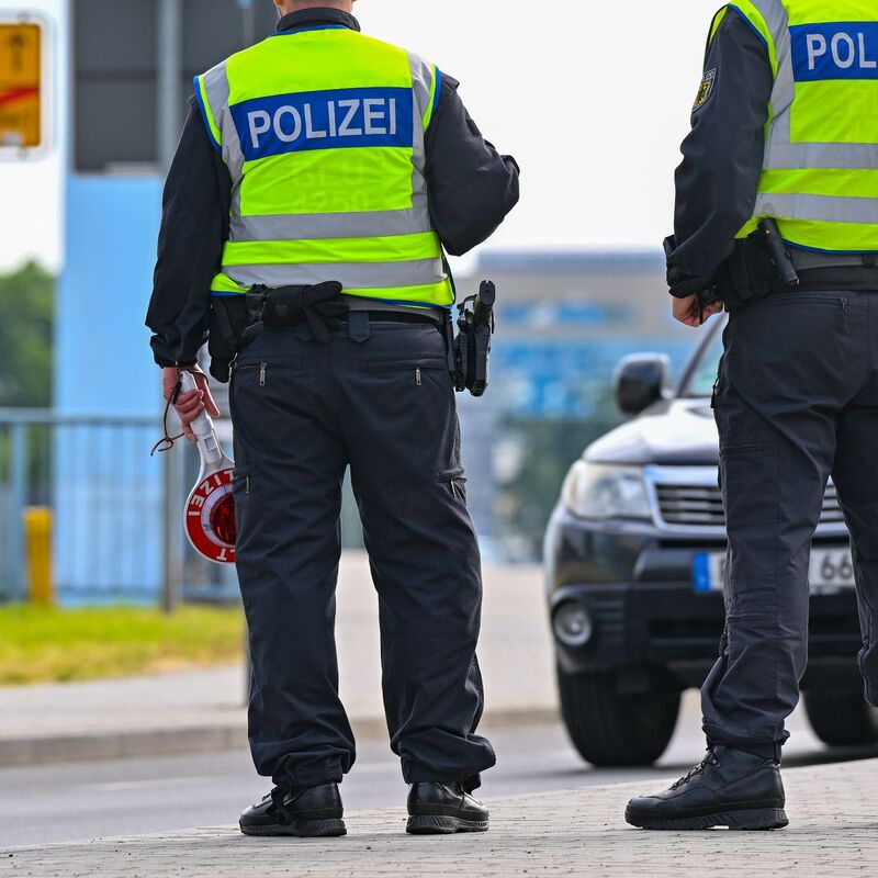 Beamte der Bundespolizei stehen am deutsch-polnischen Grenzübergang Stadtbrücke in Frankfurt (Oder). - Foto: Patrick Pleul/dpa