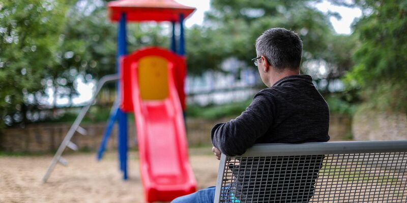 Tobias sitzt allein an einem Spielplatz. Der Vater eines Kindes zieht wegen einer Vaterschaftsanfechtung vor das Bundesverfassungsgericht. - Foto: Jan Woitas/dpa