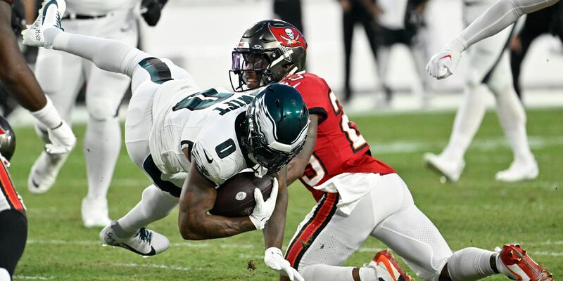 Christian Izien (r) von den Tampa Bay Buccaneers gegen D'Andre Swift von den Philadelphia Eagles. - Foto: Jason Behnken/AP/dpa