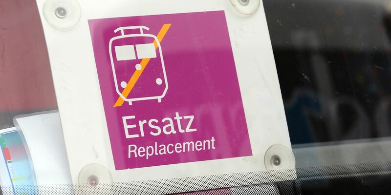 Die Busse sind bestellt - aber wer soll sie fahren? Die EVG sieht große Probleme für die Generalsanierung der Schiene. - Foto: picture alliance / dpa