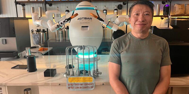 Sunny Lam und sein Barista Adam - der erste Roboter-Kaffeemacher in der US-Ostküstenmetropole New York. - Foto: Benno Schwinghammer/dpa