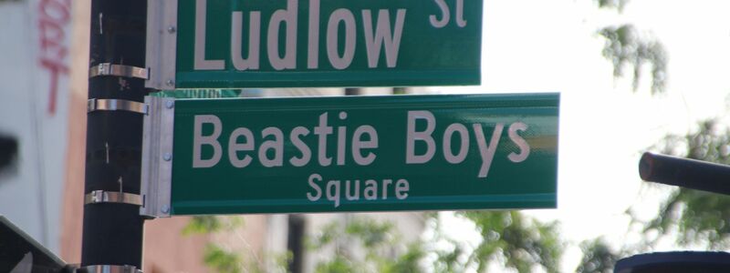 Nach langen Verhandlungen mit der Stadtverwaltung ist eine Straßenkreuzung in New York jetzt nach den Beastie Boys benannt. - Foto: Christina Horsten/dpa