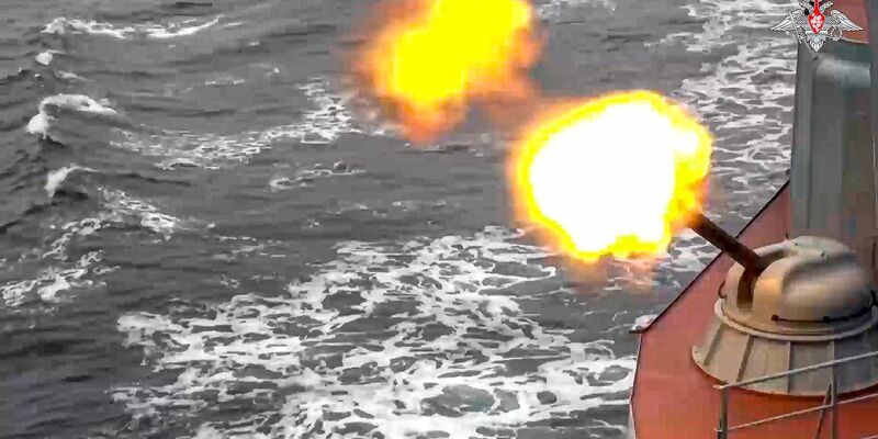 Ein Kriegsschiff der russischen Schwarzmeerflotte feuert während einer Marineübung im Schwarzen Meer. Wäre das auch jetzt noch möglich? - Foto: -/Russian Defense Ministry Press Service/AP/dpa