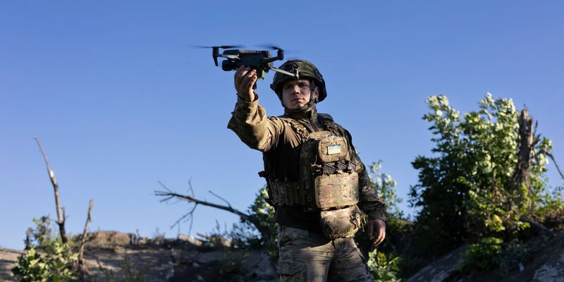 Ein ukrainischer Soldat startet eine Drohne - diese Art von Waffe ist im Krieg besonders wichtig. - Foto: Alex Babenko/AP/dpa