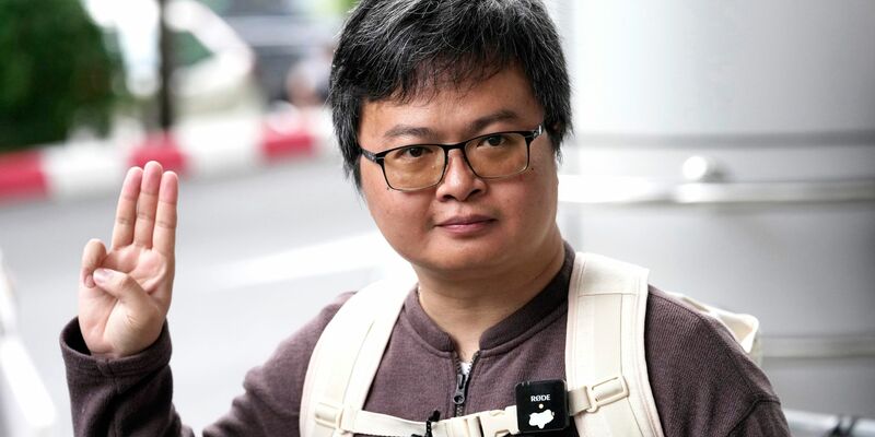 Arnon Nampa trifft vor dem Strafgericht in Bangkok ein, um das erste Urteil in seinem Prozess zu hören. - Foto: Sakchai Lalit/AP