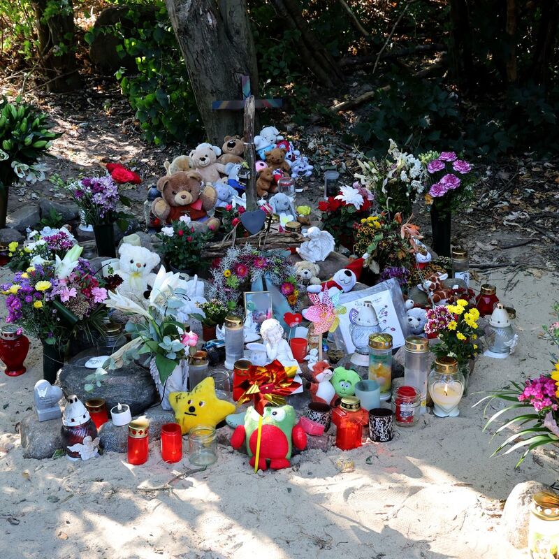 Der Sechsjährige ist an dieser Stelle in Pragsdorf mit schwersten Stichverletzungen gefunden worden. - Foto: Bernd Wüstneck/dpa