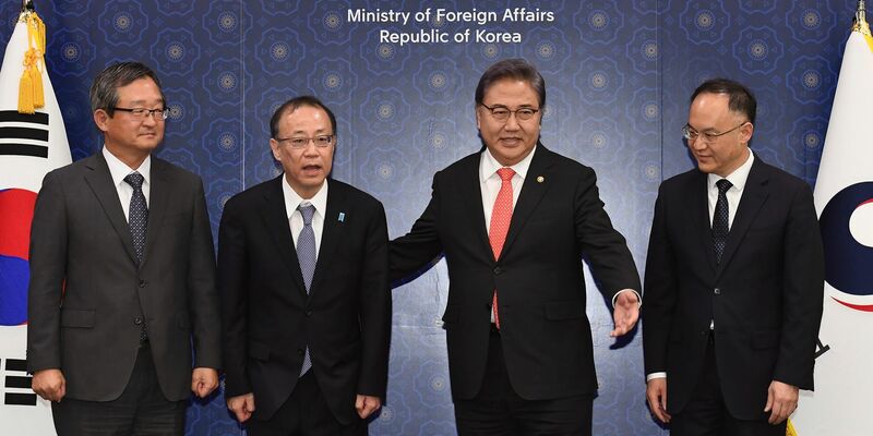 Der Außenminister von Südkorea (2.v.r), der stellvertretende Außenminister von Japan (2.v.l), sein chinesischer Amtskollegen (r) und Cder stellvertretender Außenminister von Südkorea: Ein ähnliches Treffen könnte wieder stattfinden. - Foto: Kim Min-Hee/Pool Kyodo News/AP/dpa